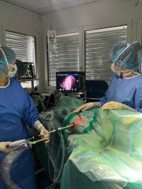 Während der Operation kann die Chirurgin mit ihrer Assistenz auf einem Bildschirm den Eingriff beobachten und ihre Instrumente entsprechend steuern.
