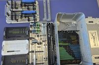 Unsere Titanimplantate und Zubehör (z.B Schraubendreher) zur Fixierung der Knochenbrüche in exakter, anatomischer Position.